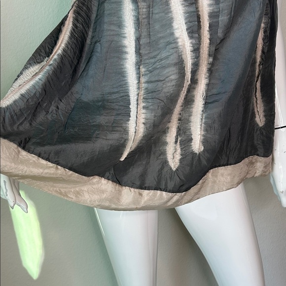 Viviana Uchitel Chic Grey and Cream Women's Sleeveless Blouse - Picture 4 of 8